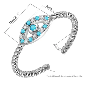 Detalle de anillo ojo turco de latón plateado con circonitas azules y banda