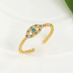Detalle del anillo de ojo turco con cuenta azul, piedras blancas y textura de cuerda trenzada