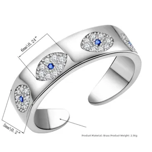 Détail macro de bague œil protecteur argentée avec zircon bleu et anneau réglable