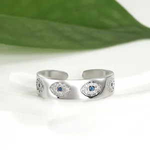 Détail d'une bague ouverte œil protecteur en argent avec zircons bleus et blancs