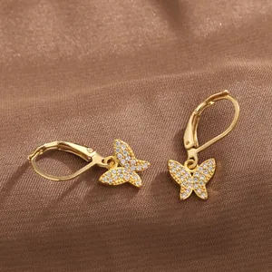 Détail des boucles d'oreilles papillon dorées avec zircons micro-pavés et fermoir levier