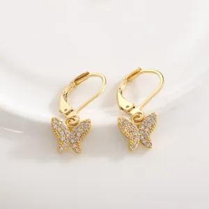 Élégantes boucles d'oreilles papillon dorées avec zircons et fermoirs à levier chic