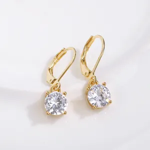 Boucles d'oreilles dormeuses dorées avec zircons ronds sertis à quatre griffes