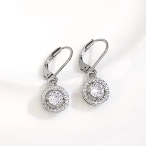 Silberne Halo-Ohrringe mit rundem Zirkoniastein und pavé-gefassten Diamanten