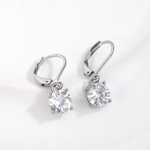 Élégantes boucles d'oreilles dormeuses en argent avec zircone ronde et monture à quatre griffes