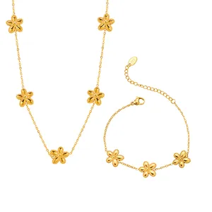 Nahaufnahme von 18K vergoldetem Blumenhalsketten und Armband Set mit Perlenverzierung