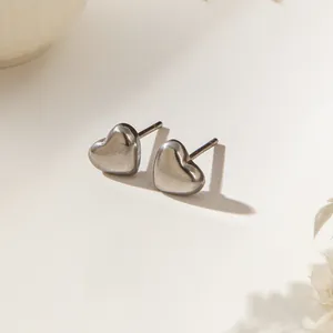 Boucles d'oreilles cœur minimalistes en acier inoxydable 18K avec finition sombre polie
