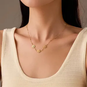 Elegante collana in acciaio inossidabile placcato oro 18k con tre piccoli ciondoli a margherita