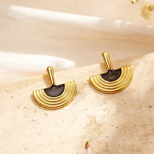 Orecchini vintage semicircolari dorati con smalto nero e trama a onde incise