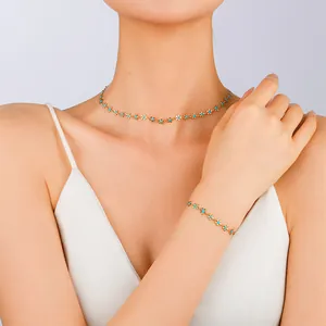 Set di gioielli a fiore dorato con perline blu smaltate incluso collana e bracciale