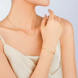 Ensemble collier et bracelet en acier titane doré avec pendentifs croix minimalistes