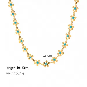 Collana a fiori dorati con petali di smalto blu e catena regolabile placcata in oro 18k
