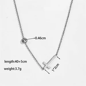 Détail du collier croix argenté montrant les dimensions 40+5cm et le poids de 3,7g