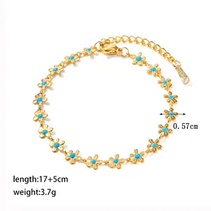 Dettaglio bracciale margherita dorata con smalto blu e chiusura a moschettone in acciaio