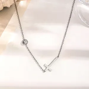 Collier minimaliste en acier argenté avec une pierre zircon et pendentif croix horizontale