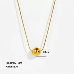 Dettaglio della collana con pendente a sfera dorata da 0,8cm e catena da 40+5cm