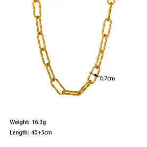 Dettaglio della collana in acciaio al titanio placcato oro 18K con maglie testurizzate
