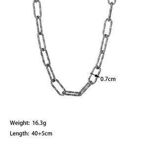 Collana a catena rettangolare martellata in acciaio al titanio placcato oro 18K