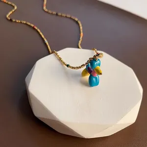 Collier chic avec pendentif chien ballon coloré sur une fine chaîne de perles dorées