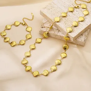 Set di gioielli in acciaio al titanio dorato con maglie a conchiglia e bracciale