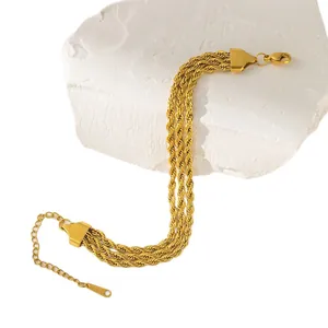 Dreilagiges goldenes Kordelkettchen-Armband für Damen auf weißem Stein