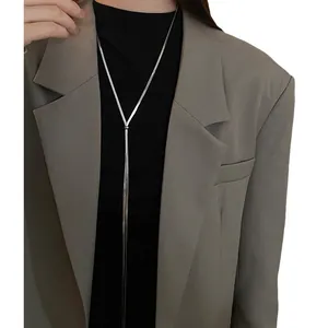 Collana a catena serpente d'argento regolabile indossata con blazer e lupetto nero elegante