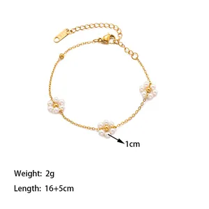 Vista detallada de la pulsera bañada en oro K18 con tres flores de perlas y cierre de mosquetón