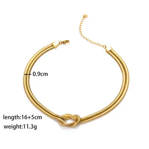 Detailansicht der 18K Gold Schlangenkette mit Knotendesign, Länge 16+5cm und 0,9cm Breite