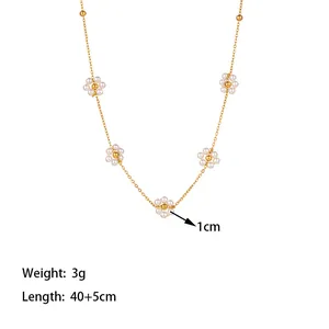 Elegante collar de acero de titanio dorado con cinco colgantes de flores de perlas y cadena