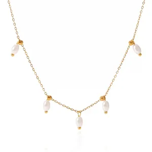 Elegante collar de titanio dorado con cinco colgantes de perlas de gota en cadena fina
