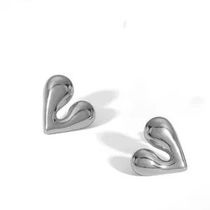Macro di orecchini a lobo a cuore minimalisti in metallo lucido con finitura argento