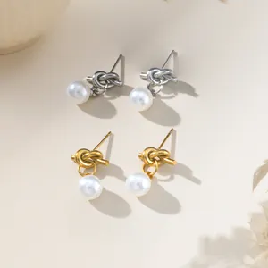 Minimalistische Knoten-Ohrstecker mit runden Perlen in Gold und Silber für den Alltag