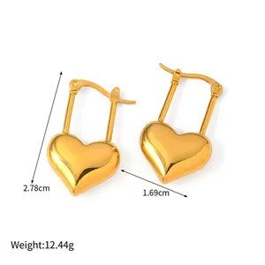 Dettaglio degli orecchini a cuore dorati lucidi con altezza di 2,78 cm e peso 12g