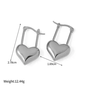 Vista dettagliata con dimensioni degli orecchini a cuore in acciaio: 2,78 cm di lunghezza