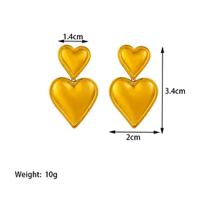Dimensioni dettagliate degli orecchini a doppio cuore, altezza 3,4 cm e larghezza 2 cm