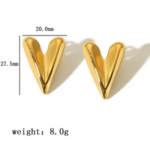 Vista dettagliata degli orecchini a cuore dorati con dimensioni 20mm per 27.5mm mostrate
