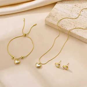 Elegante conjunto de joyas de corazón dorado con collar, pulsera y pendientes de botón