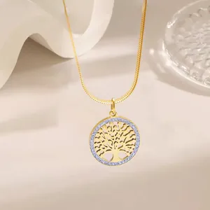 Collana dorata Albero della Vita con cristalli blu su sfondo minimalista elegante