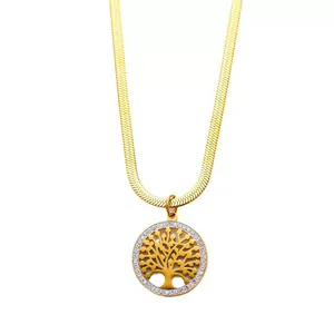 Collana Albero della Vita dorata con zirconi e catena a serpente su sfondo bianco