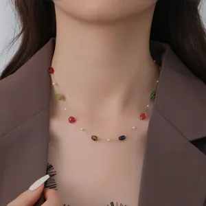 Collana bohémien placcata oro con pietre naturali colorate e perle bianche