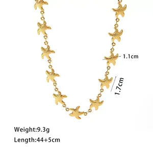 Collana serie oceano placcata in oro con ciondoli a stella marina su sfondo bianco