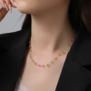 Collana di perle in pietre naturali colorate con catena dorata in stile bohémien raffinato