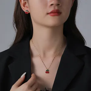 Set di Gioielli in Acciaio al Titanio a Forma di Ciliegia per Donna Collana con Pendente a Frutta con Strass e Orecchini a Bottone