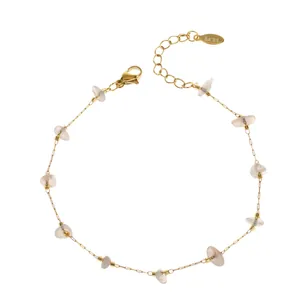 Dettaglio catena in acciaio inossidabile dorato con pietre rosa e marchio S.steel