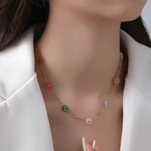Collana chic in acciaio al titanio dorato con fiori di perline colorati fatti a mano su modella