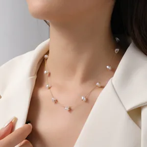 Elegante Halskette aus vergoldetem Titanstahl mit Barockperlen an einem Frauenmodell