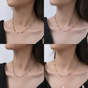 Collana a perline dorate con piccoli ciondoli a cuore neri rossi e verdi per donna