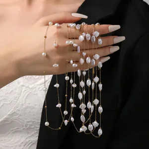Barockperlen-Halskette mit Goldkette und Natursteinperlen auf einem schwarzen Anzug