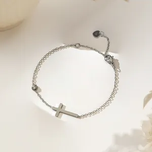 Bracelet croix élégant en acier inoxydable 18K argenté avec une petite pierre zircon