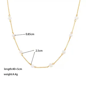 Elegante collana in acciaio al titanio dorato con perle bianche e misure dettagliate